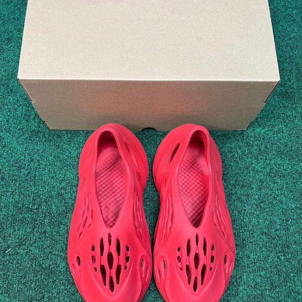 Size 5Y Yeezy red Vermillion